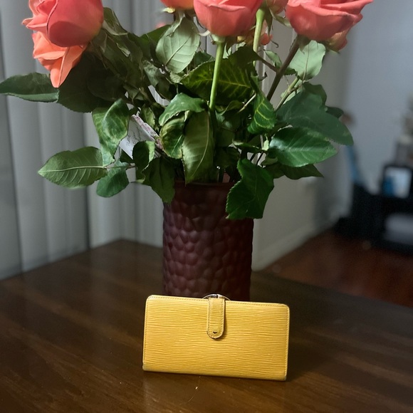 Lv epi wallet w/ snap coin - Picture 2 of 12